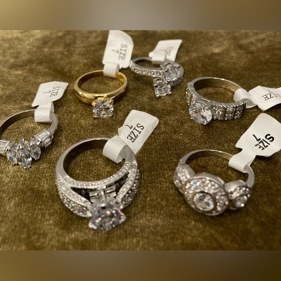 Amazing 18-Piece Assorted Designs and Sizes of Classic Rings - FREE SHIPPING! - Picture 4 of 12